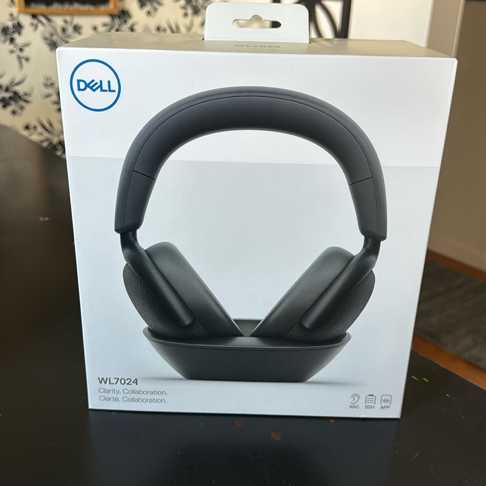 Dell WL 7024 headset with charging cradle